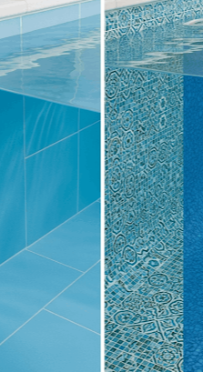 Yeni inşa edilmiş modern bir yüzme havuzu, planlama ve yapım sürecinin önemini vurgulayan detaylarla çevrili. Havuzun temiz suyu, bakımlı peyzajı ve güneşli bir ortam, havuz yapımı kararı öncesi araştırılması gerekenleri yansıtıyor.