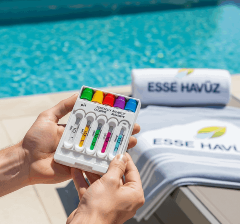 Havuz suyu dengesini ölçen kişi – pH, klor ve alkalinite test kitleriyle ölçüm yapan uzman