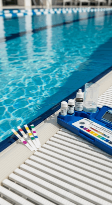 Havuz suyu dengesini ölçen kişi – pH, klor ve alkalinite test kitleriyle ölçüm yapan uzman